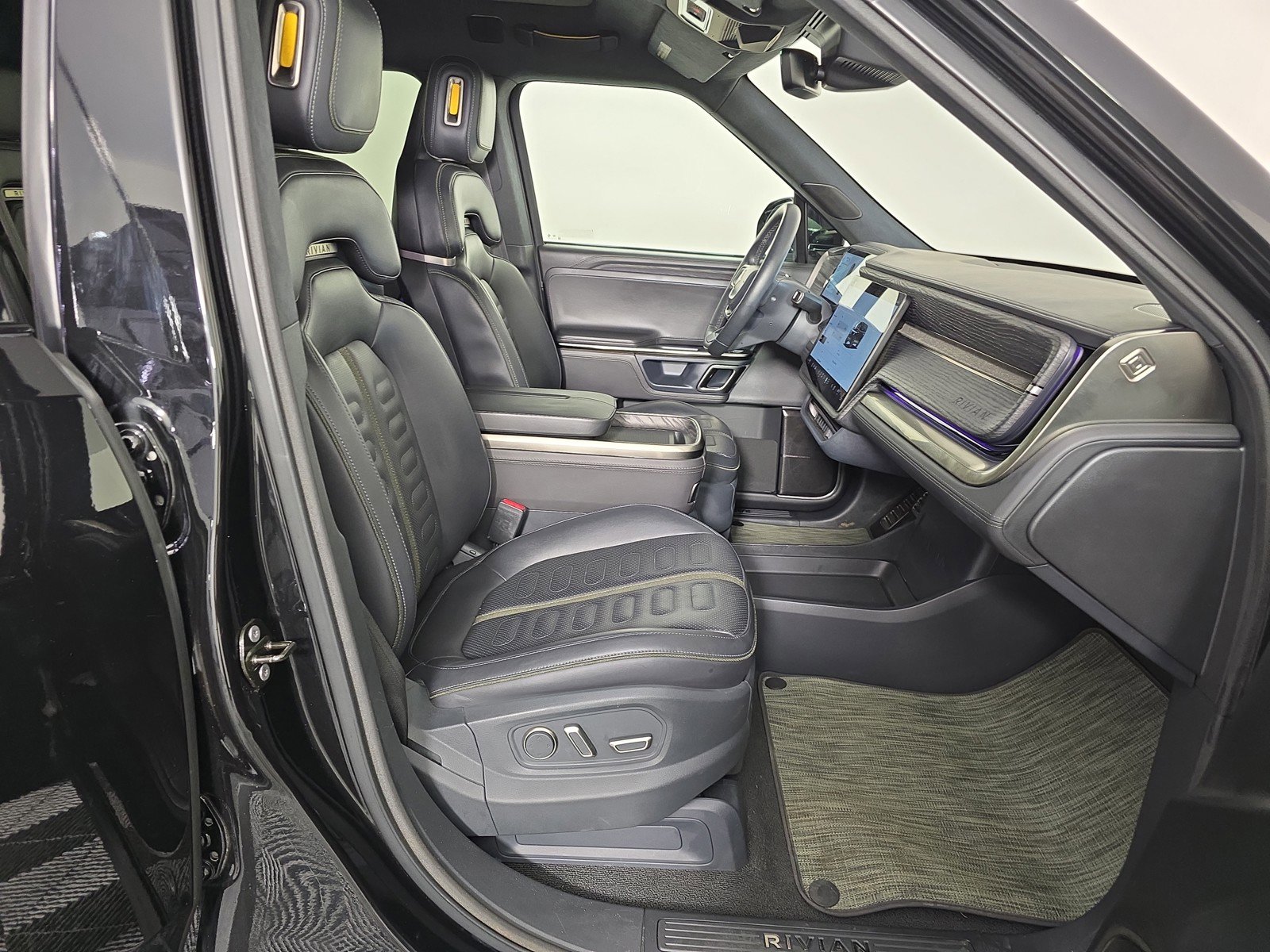 Used 2022 Rivian R1S Launch Edition image 24