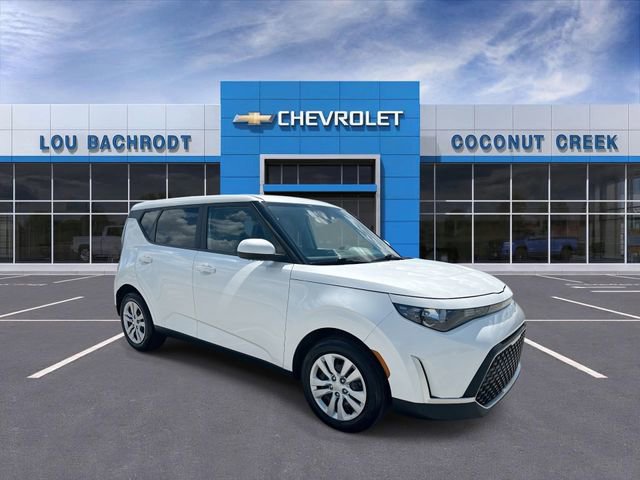 Used 2023 Kia Soul LX image 2