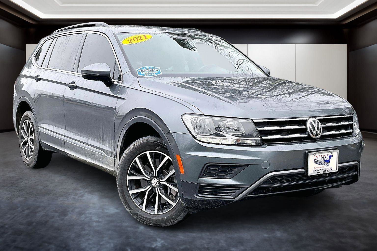 Used 2021 Volkswagen Tiguan SE w/ Panoramic Sunroof Package image 11
