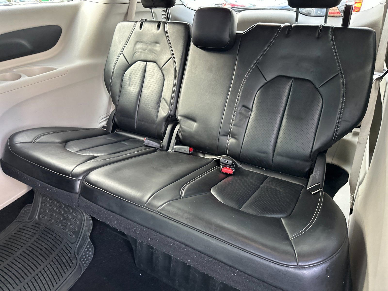 Used 2023 Chrysler Pacifica Touring-L image 15