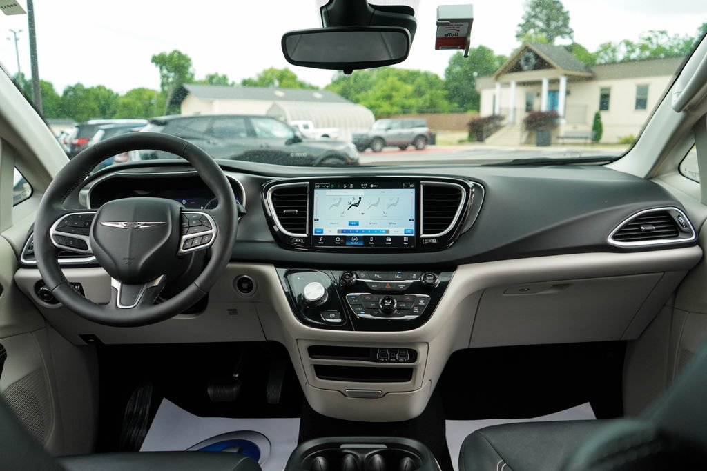 Used 2024 Chrysler Pacifica Touring-L FWD image 9