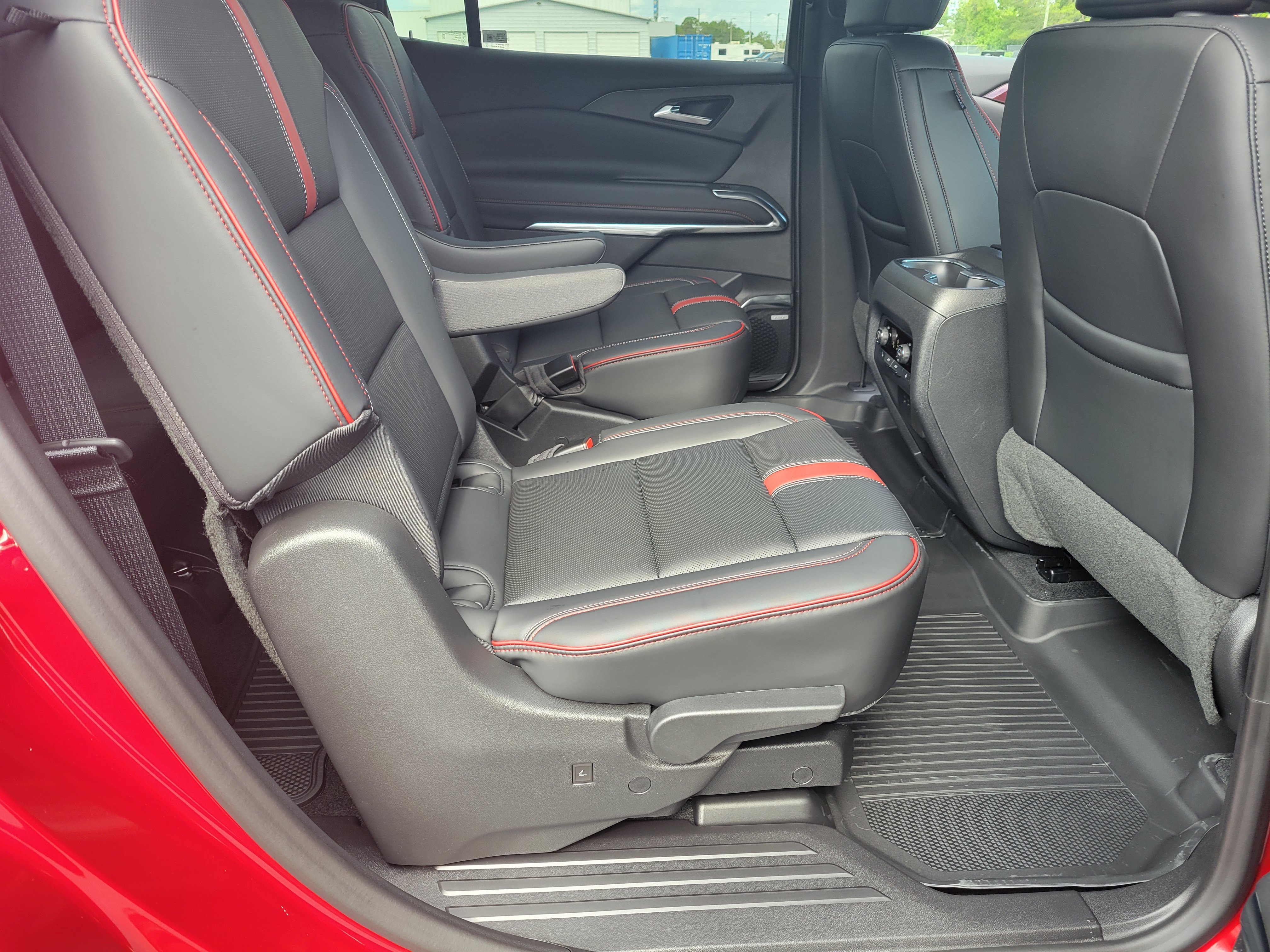 New 2027 Chevrolet Traverse RS w/ LPO, Floor Liner Package FWD image 30