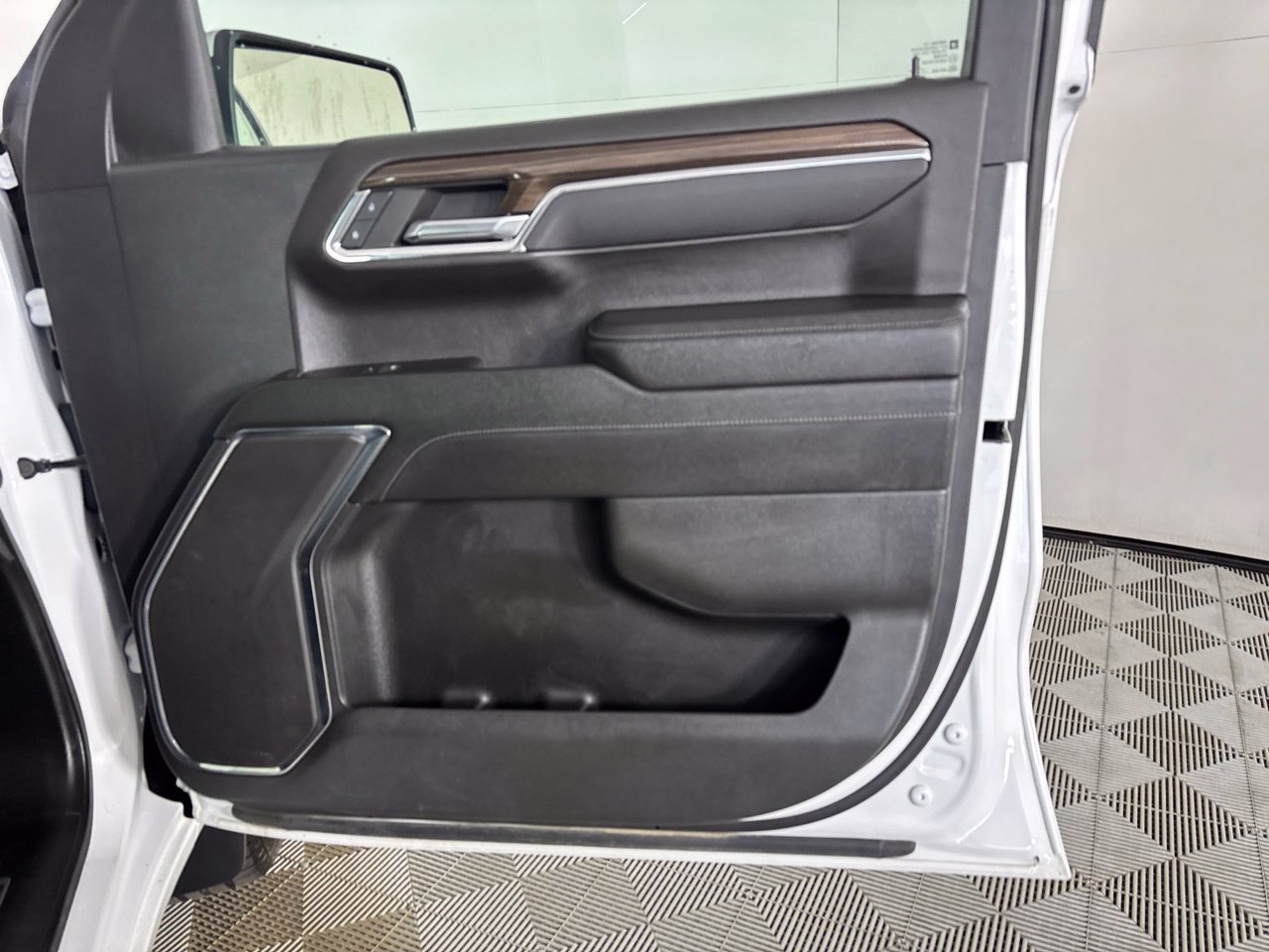 Used 2023 Chevrolet Silverado 1500 LT AWD/4WD image 28