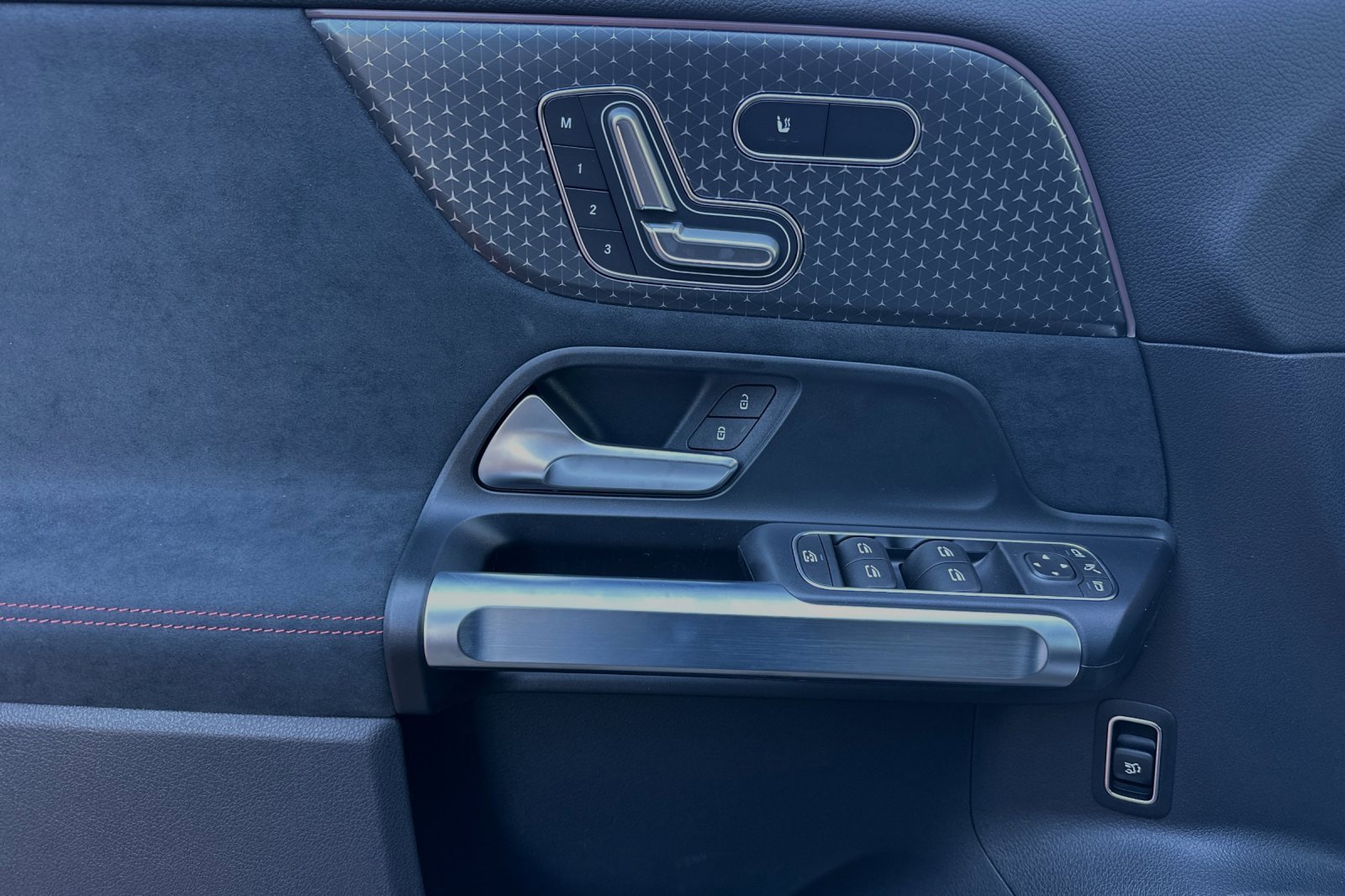 Used 2024 Mercedes-Benz EQB 300 4MATIC image 12