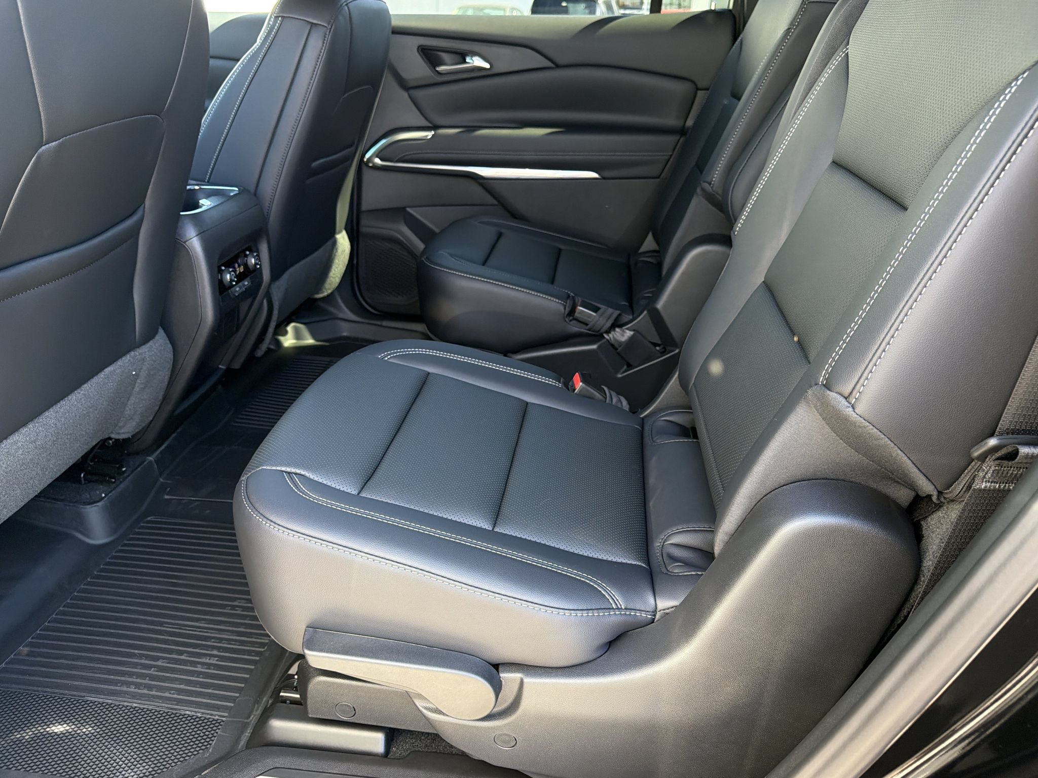 New 2027 Chevrolet Traverse LT w/ Midnight/Sport Edition FWD image 17