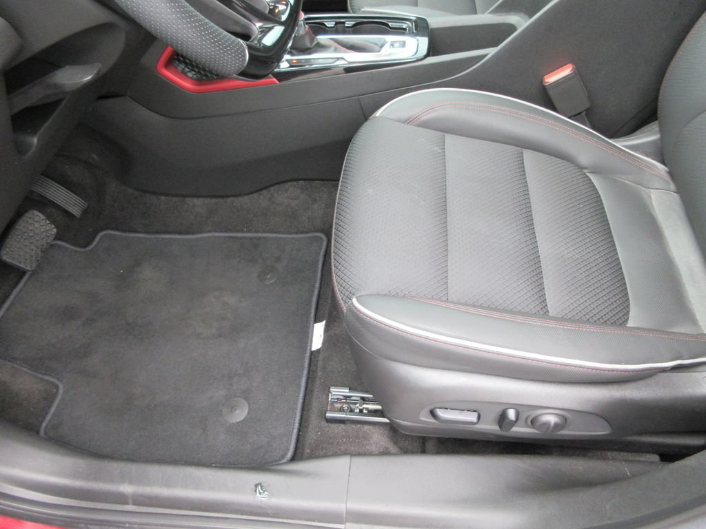 Certified 2022 Chevrolet TrailBlazer RS w/ Sun and Liftgate Package AWD/4WD image 21