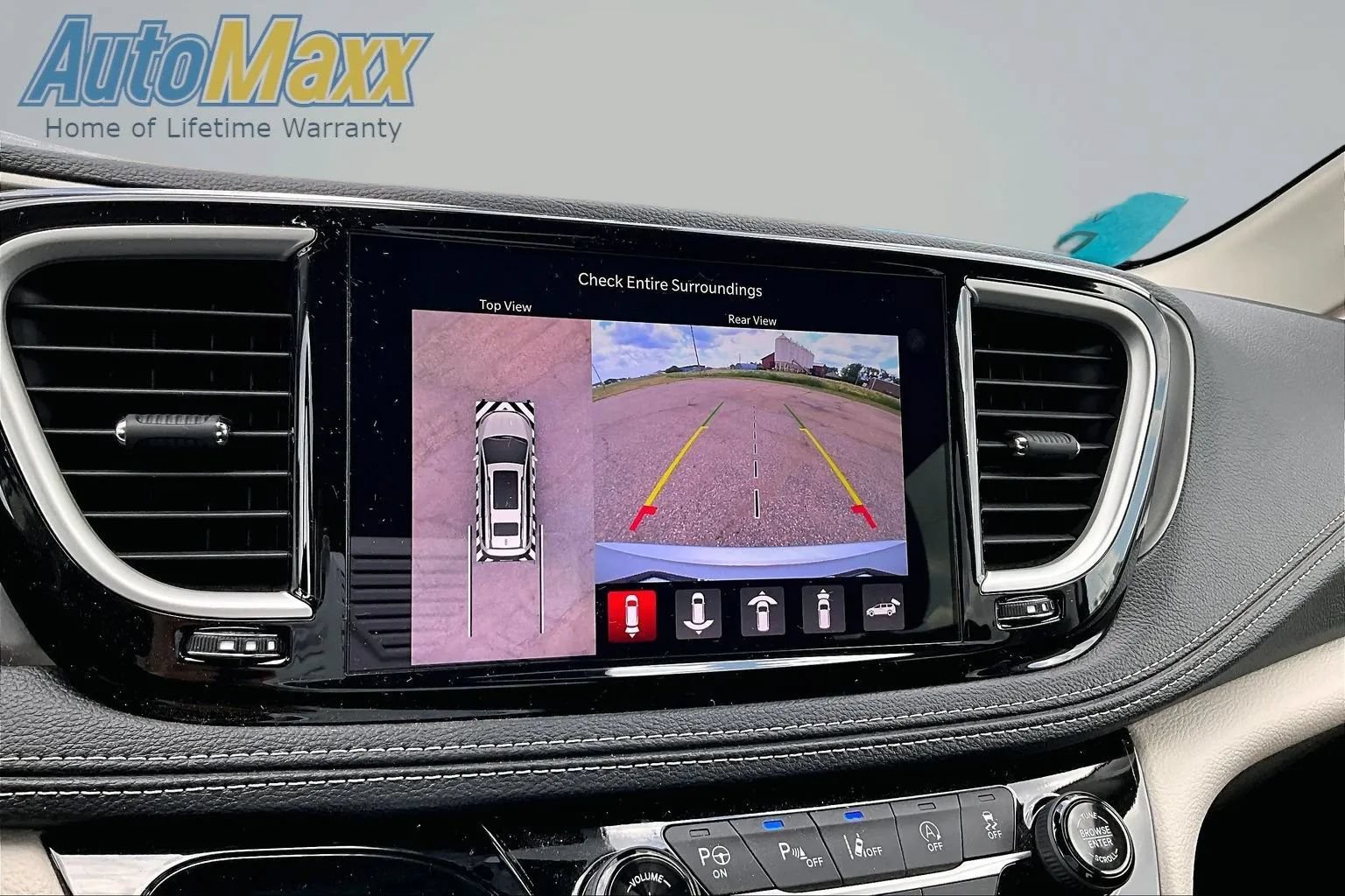 Used 2024 Chrysler Pacifica Touring-L FWD image 13