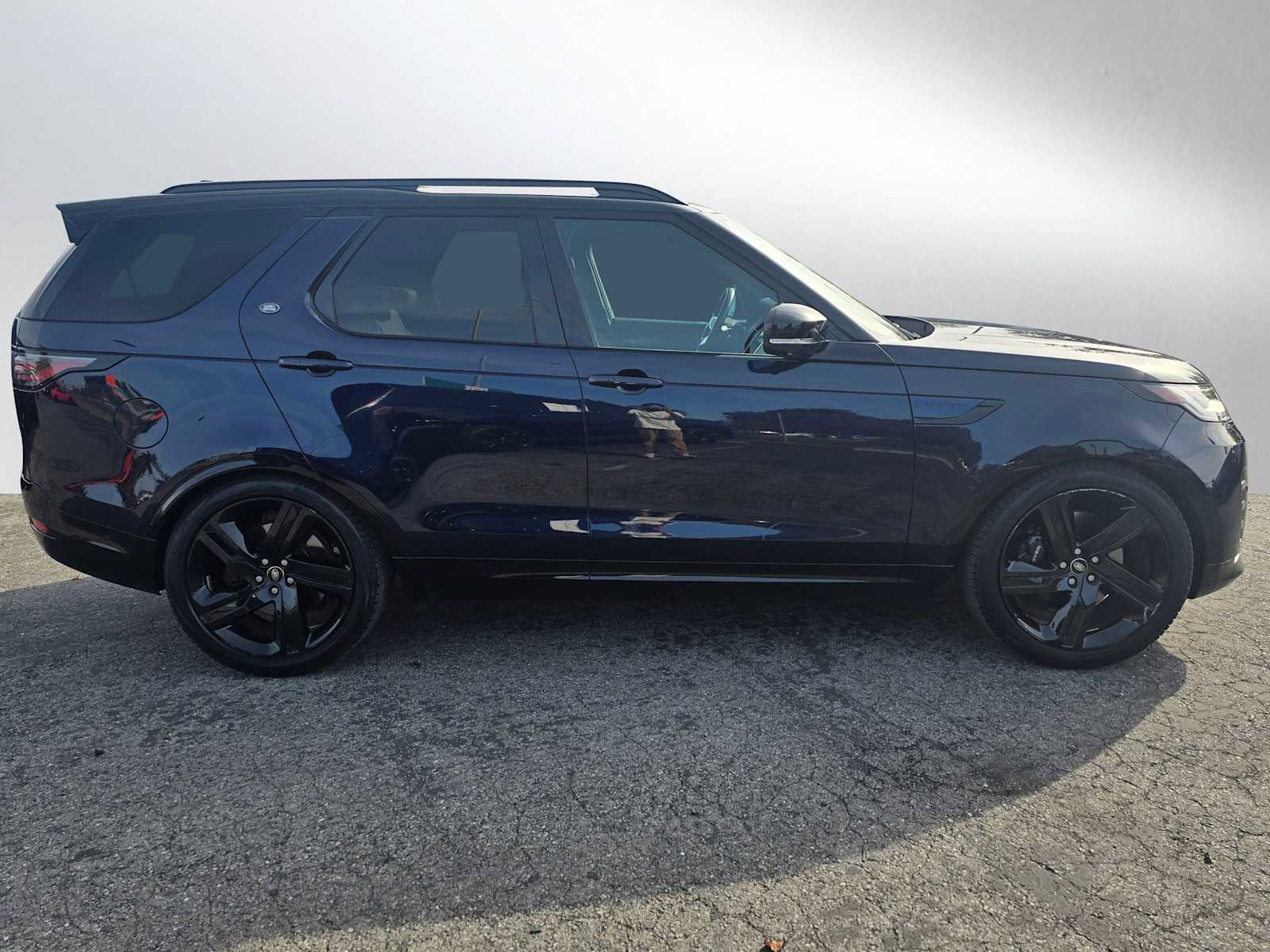 Used 2023 Land Rover Discovery Metropolitan Edition image 6