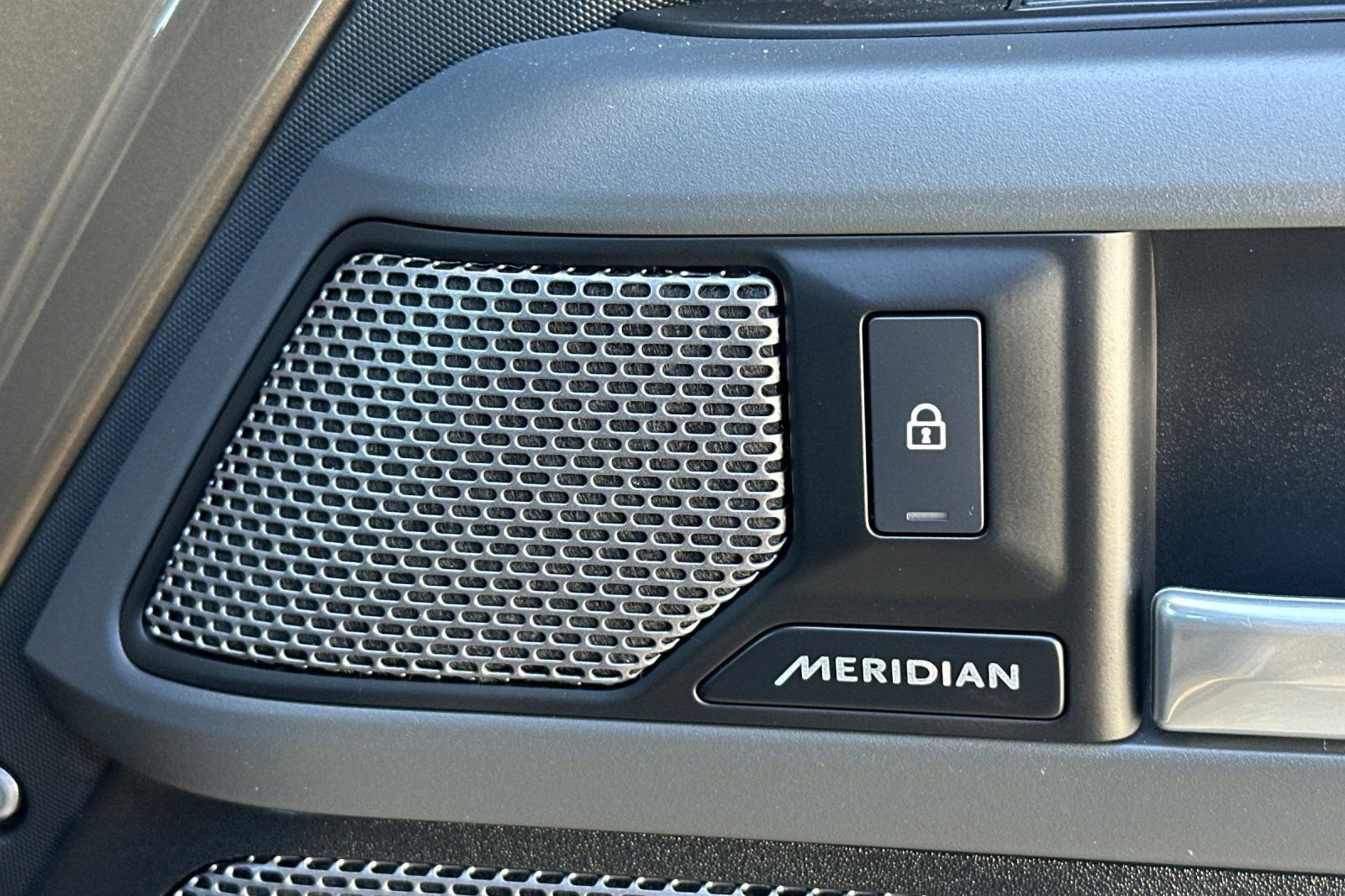 Used 2024 Land Rover Defender 110 X image 21