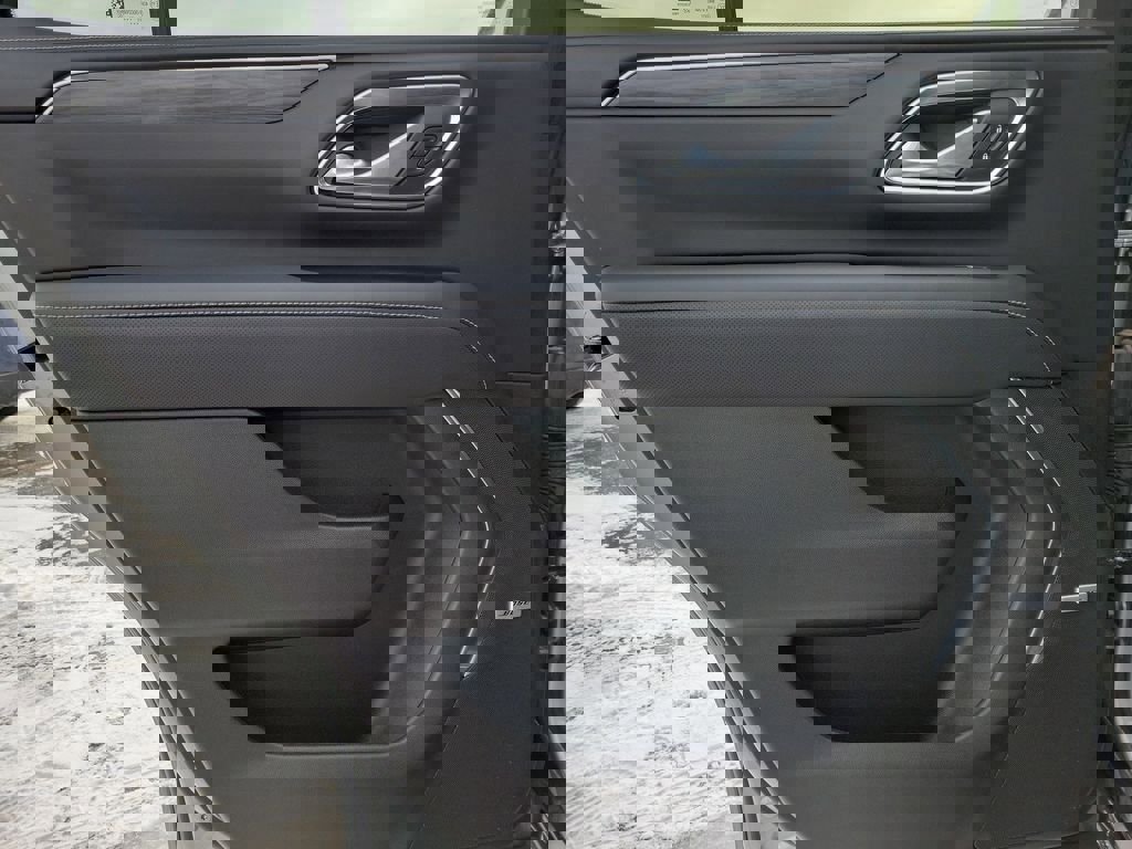 Used 2024 GMC Yukon SLT w/ SLT Luxury Package image 11