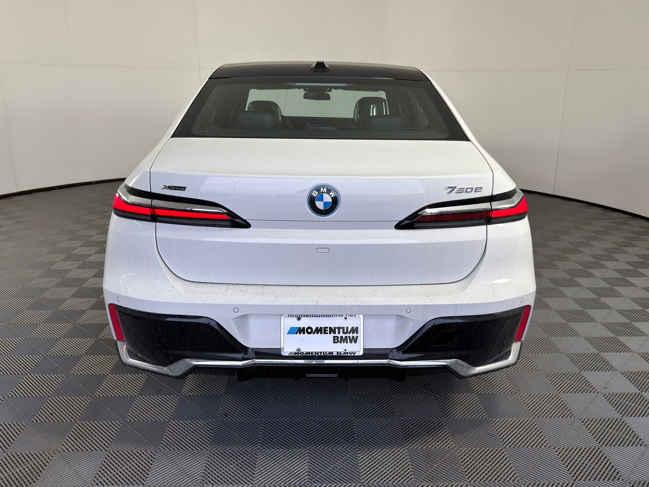 Used 2026 BMW 750e xDrive w/ Premium Package AWD/4WD image 8
