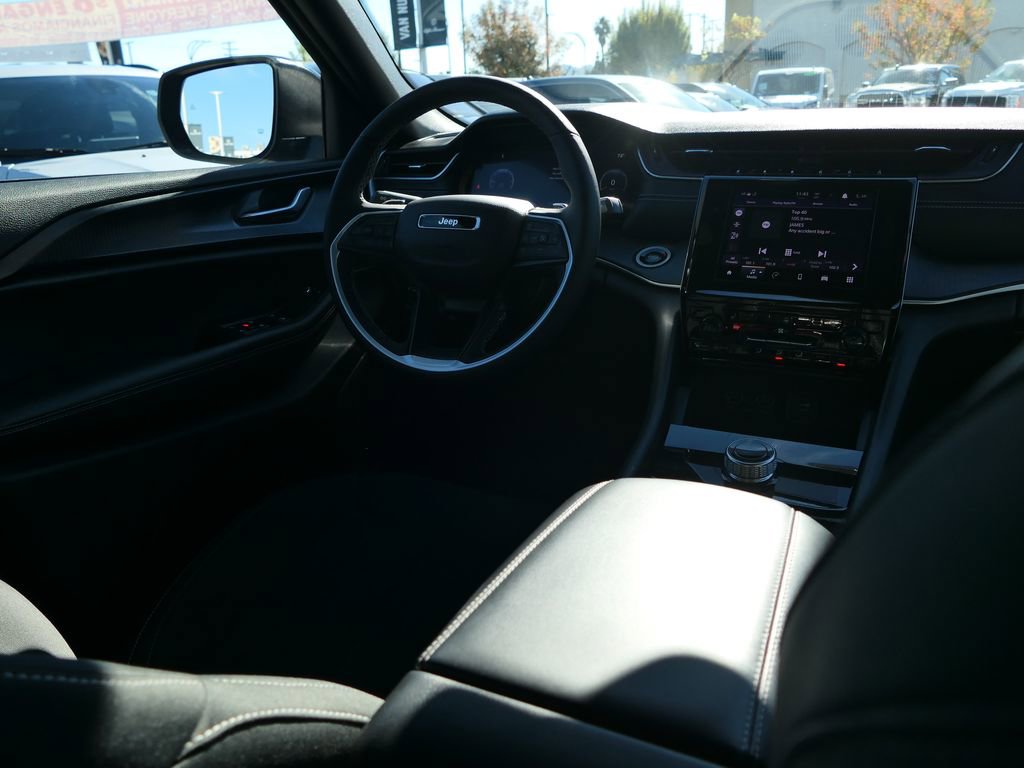 Used 2025 Jeep Grand Cherokee Laredo X w/ Luxury Tech Group I image 20