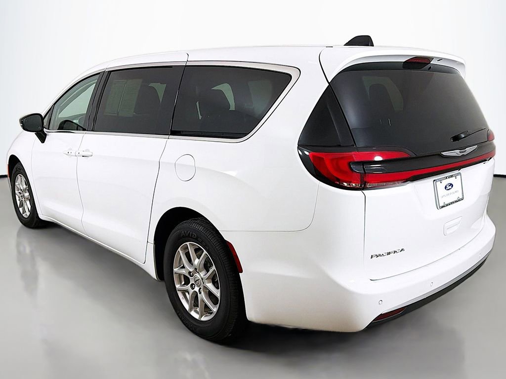Used 2024 Chrysler Pacifica Touring-L image 8