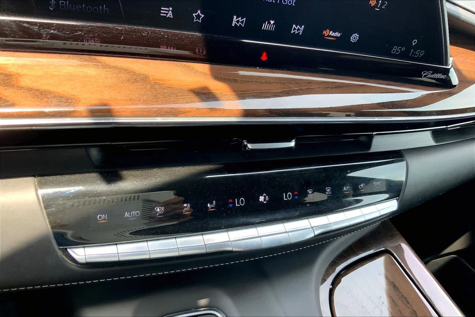 Used 2022 Cadillac Escalade Premium Luxury Platinum w/ Heavy-Duty Trailer Package AWD/4WD image 33