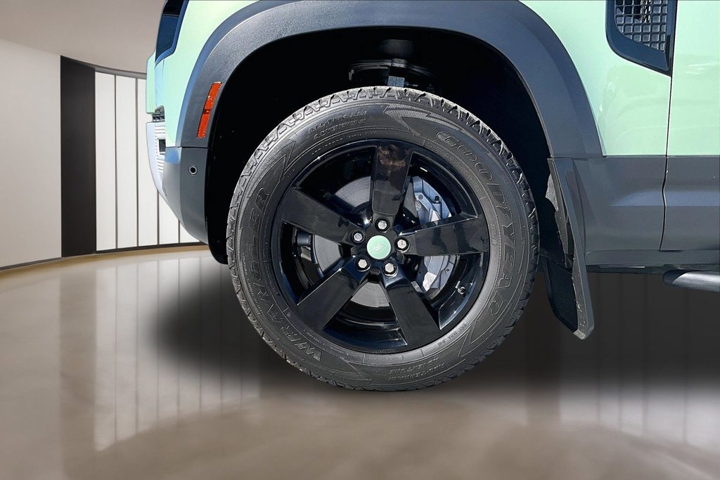 Certified 2023 Land Rover Defender 110 75th Limited Edition AWD/4WD image 31