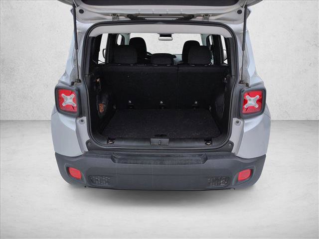 Used 2016 Jeep Renegade Latitude FWD image 6