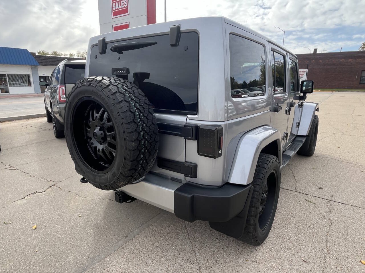 Used 2015 Jeep Wrangler Unlimited Sahara w/ Dual Top Group AWD/4WD image 8