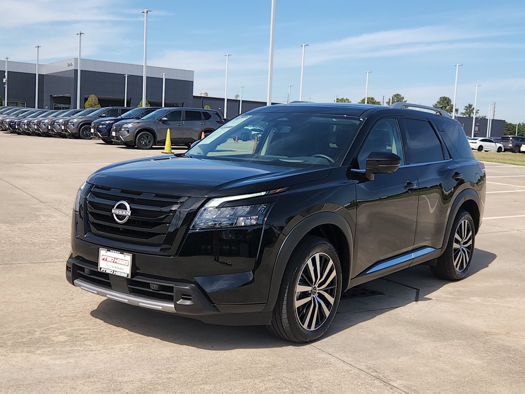 Used 2025 Nissan Pathfinder Platinum w/ Black Appearance Package AWD/4WD image 9