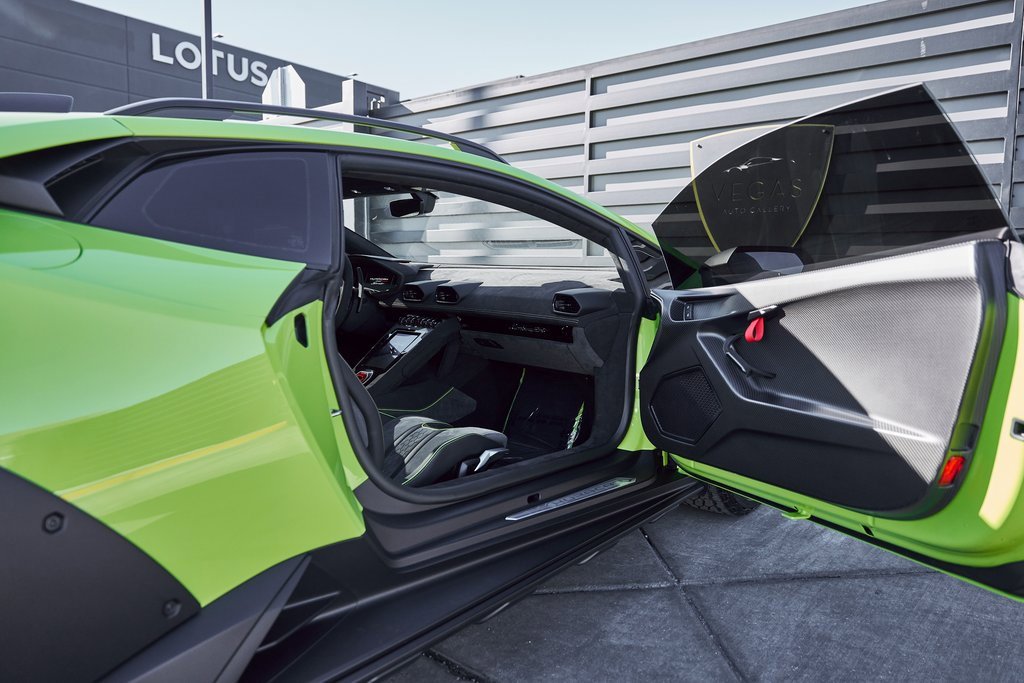 Used 2024 Lamborghini Huracan Sterrato image 34
