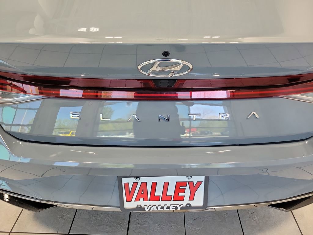 Used 2023 Hyundai Elantra Limited w/ Cargo Package FWD image 12