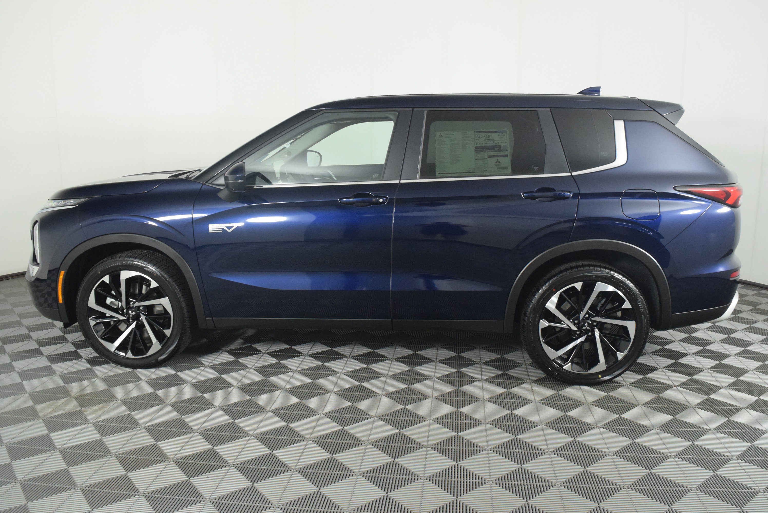 Used 2025 Mitsubishi Outlander SE image 9
