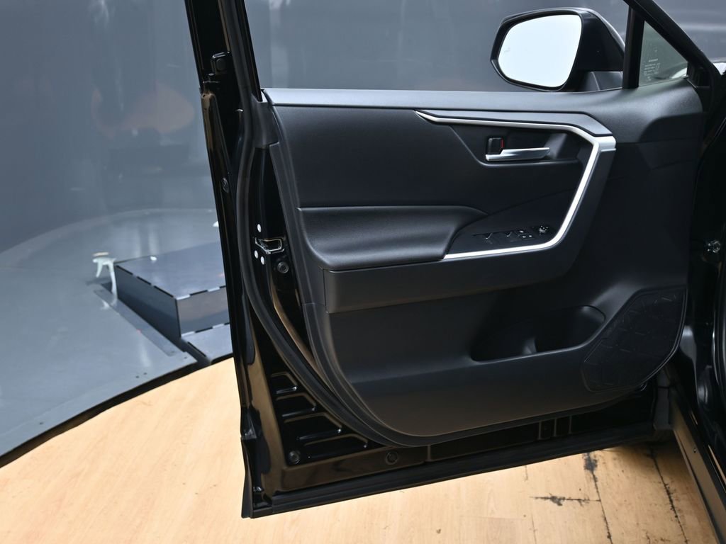 Used 2025 Toyota RAV4 XLE image 39