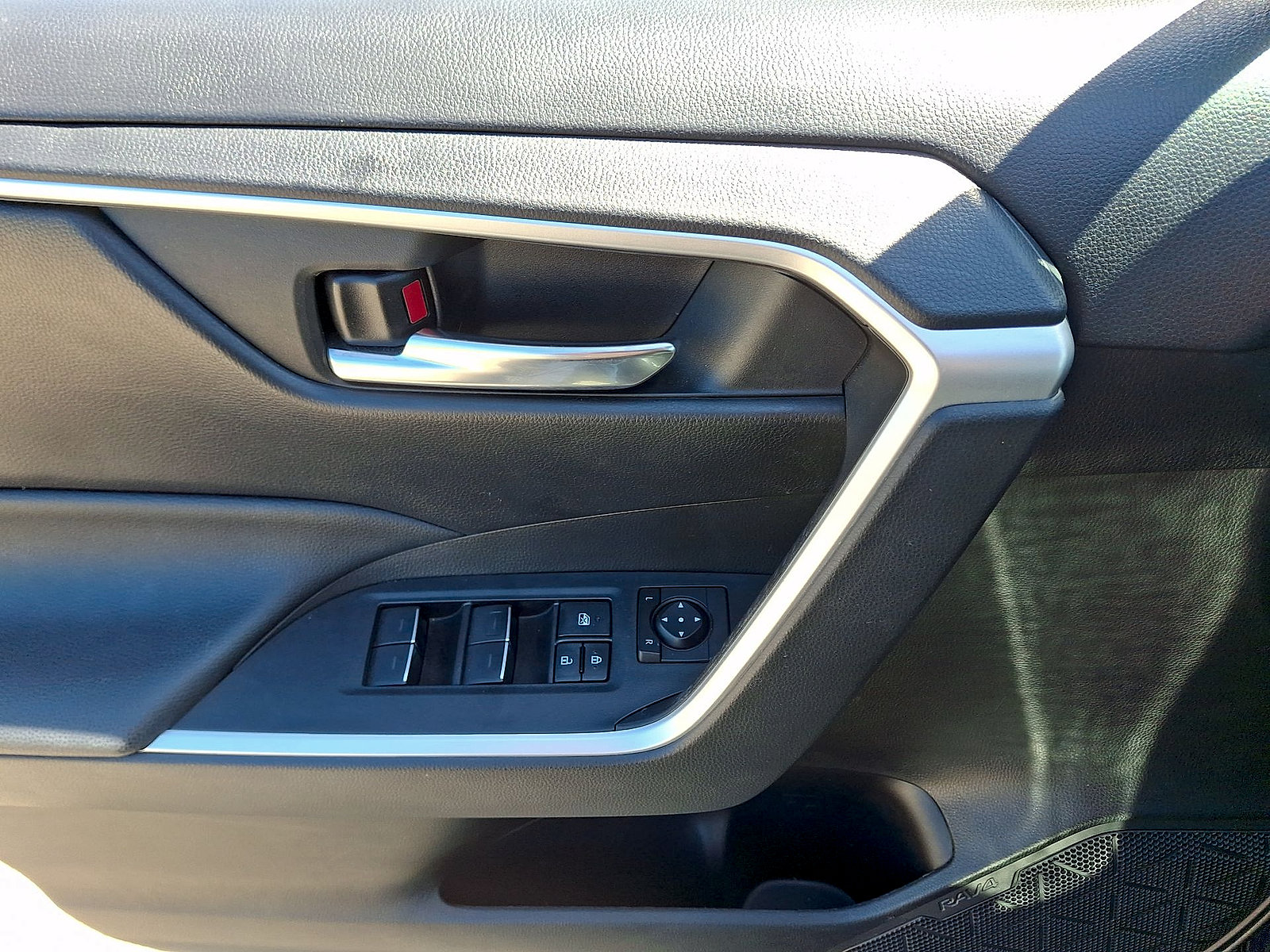 Used 2022 Toyota RAV4 XLE w/ Convenience Package FWD image 10