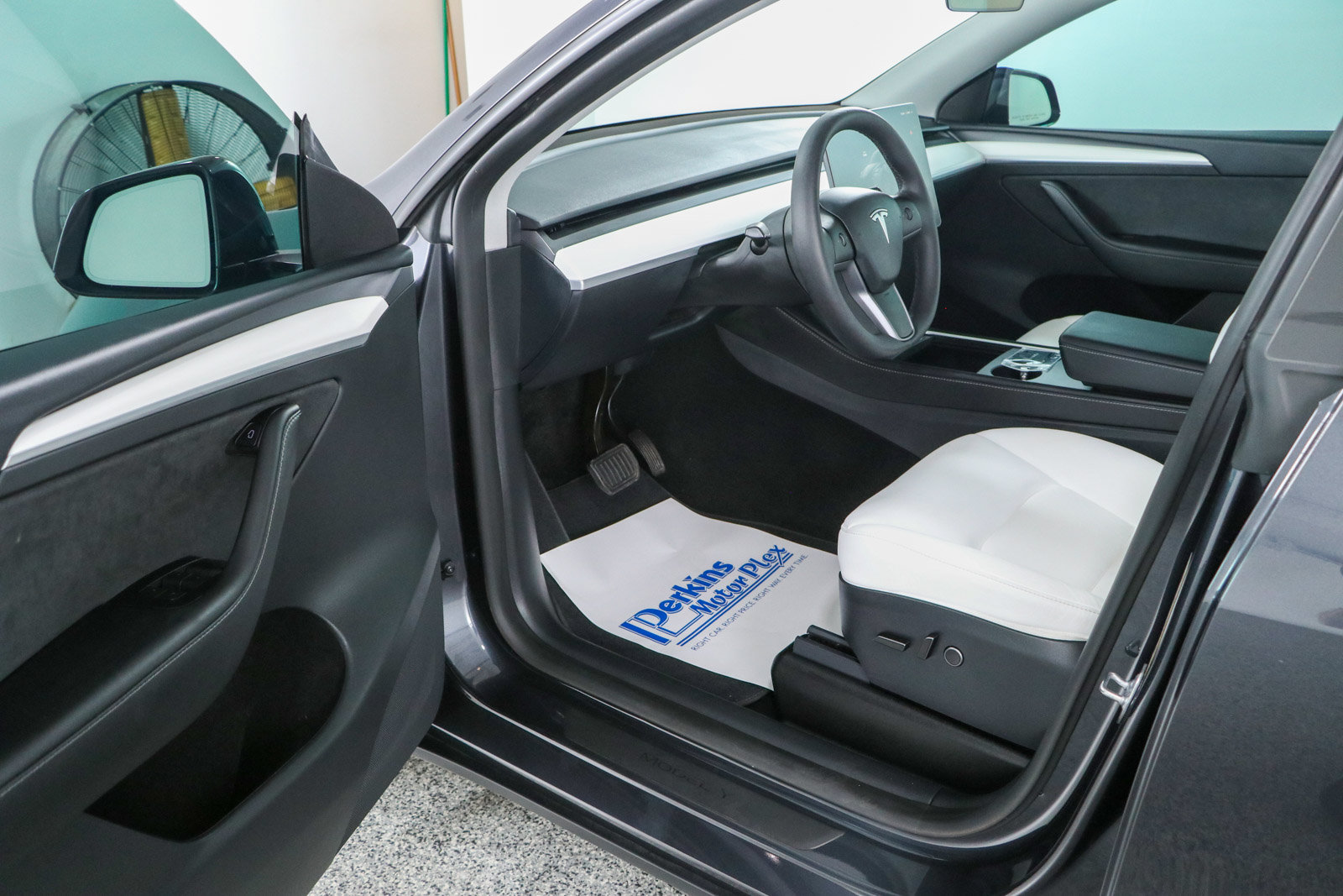 Used 2024 Tesla Model Y Long Range RWD image 3