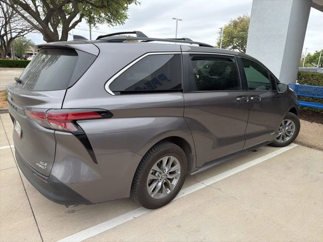 Used 2021 Toyota Sienna XLE image 3