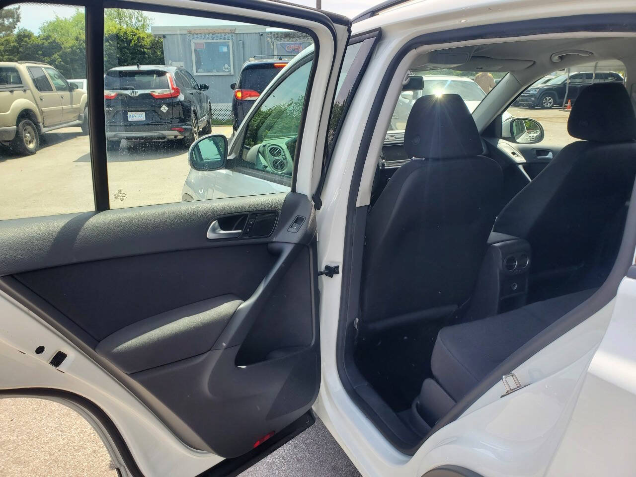 Used 2015 Volkswagen Tiguan S FWD image 13
