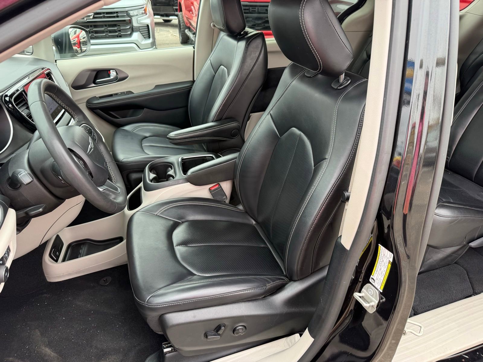 Used 2023 Chrysler Pacifica Touring-L image 30