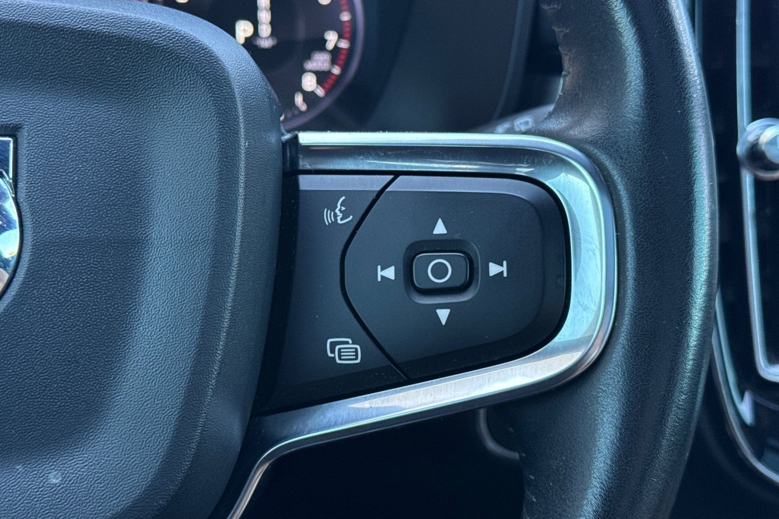 Used 2019 Volvo XC40 T5 Momentum image 29