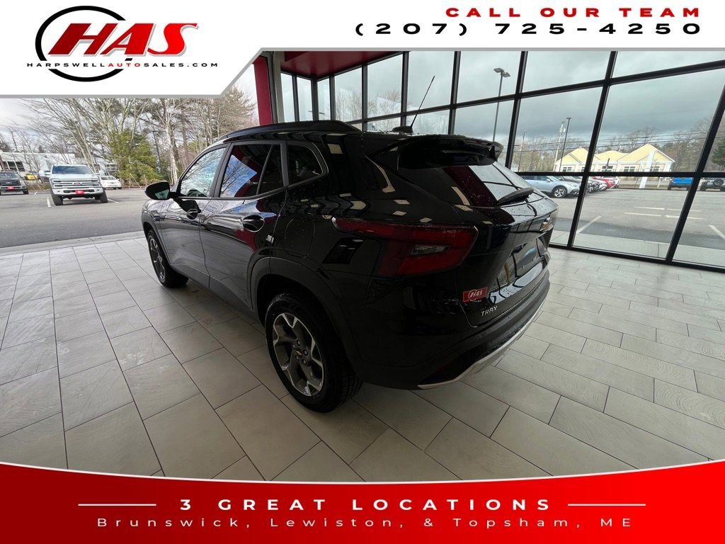 Used 2024 Chevrolet Trax LT w/ Driver Confidence Package FWD image 3