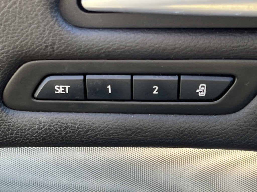 Used 2019 Cadillac XT4 Premium Luxury w/ Technology Package FWD image 29