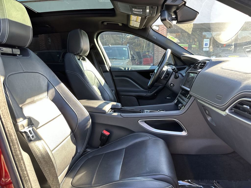 Used 2018 Jaguar F-PACE R-Sport image 25