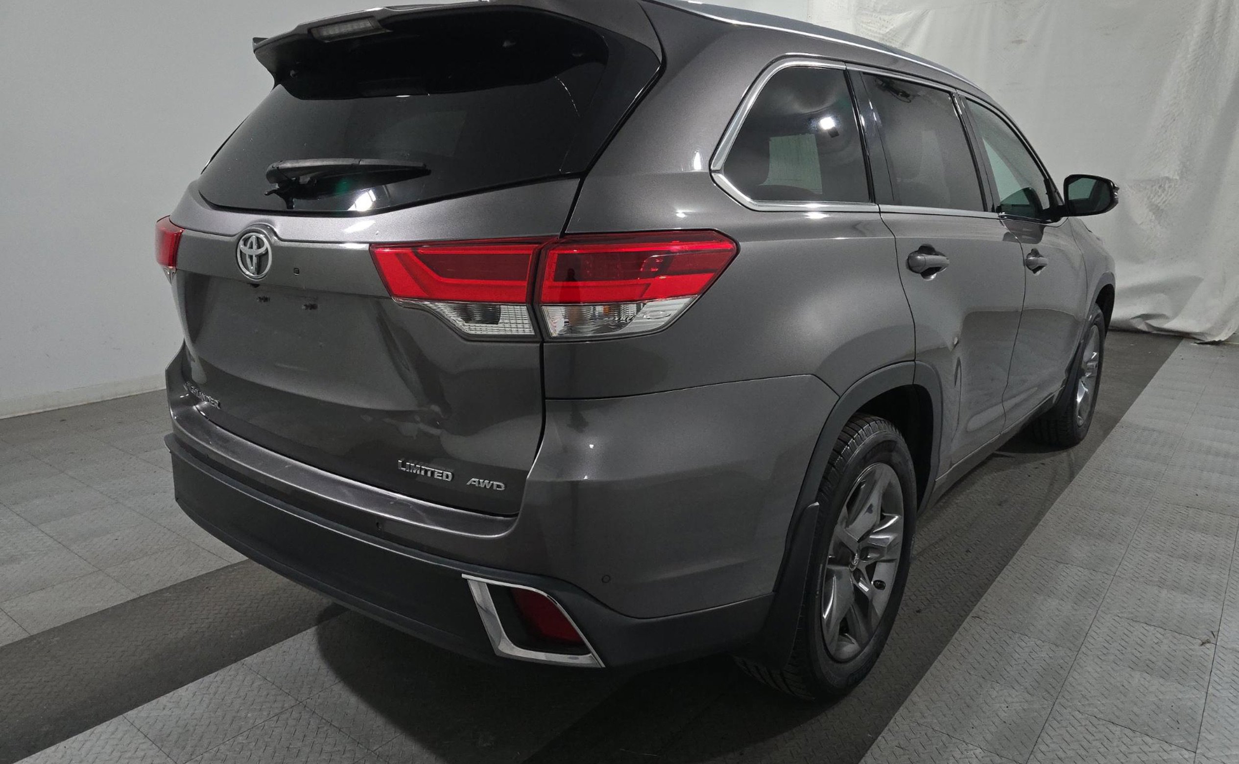 Used 2018 Toyota Highlander Limited Platinum image 4