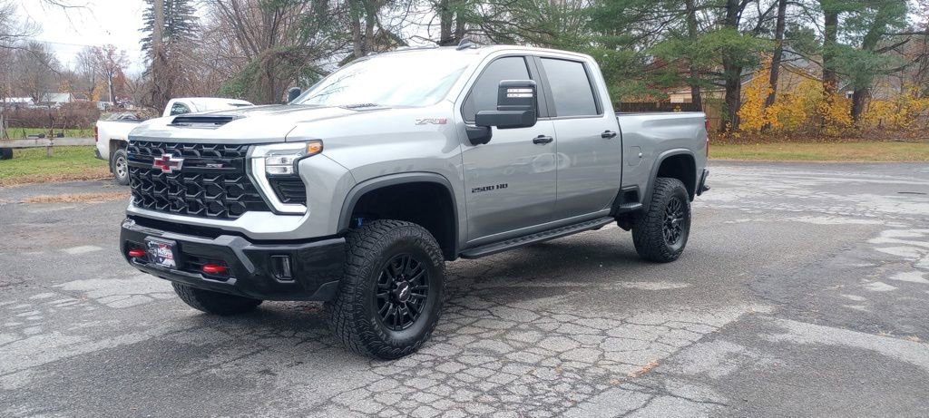 Used 2024 Chevrolet Silverado 2500 ZR2 w/ Technology Package image 3