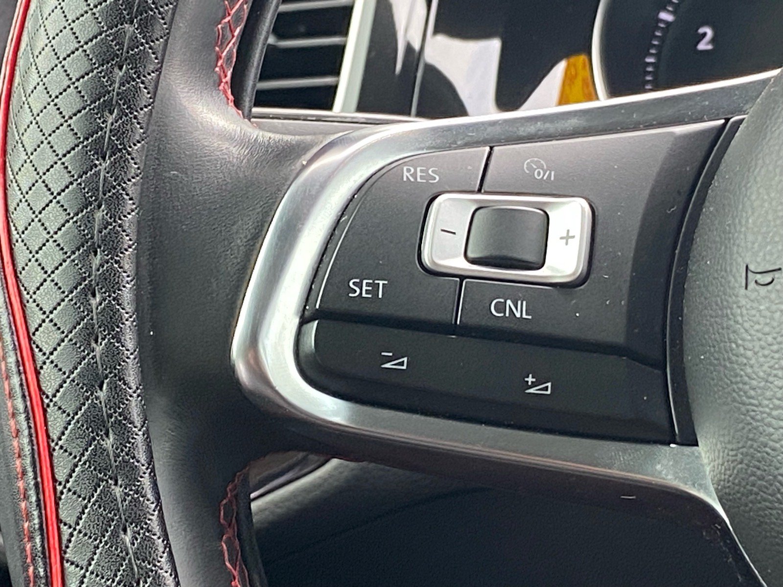 Used 2018 Volkswagen GTI SE FWD image 6
