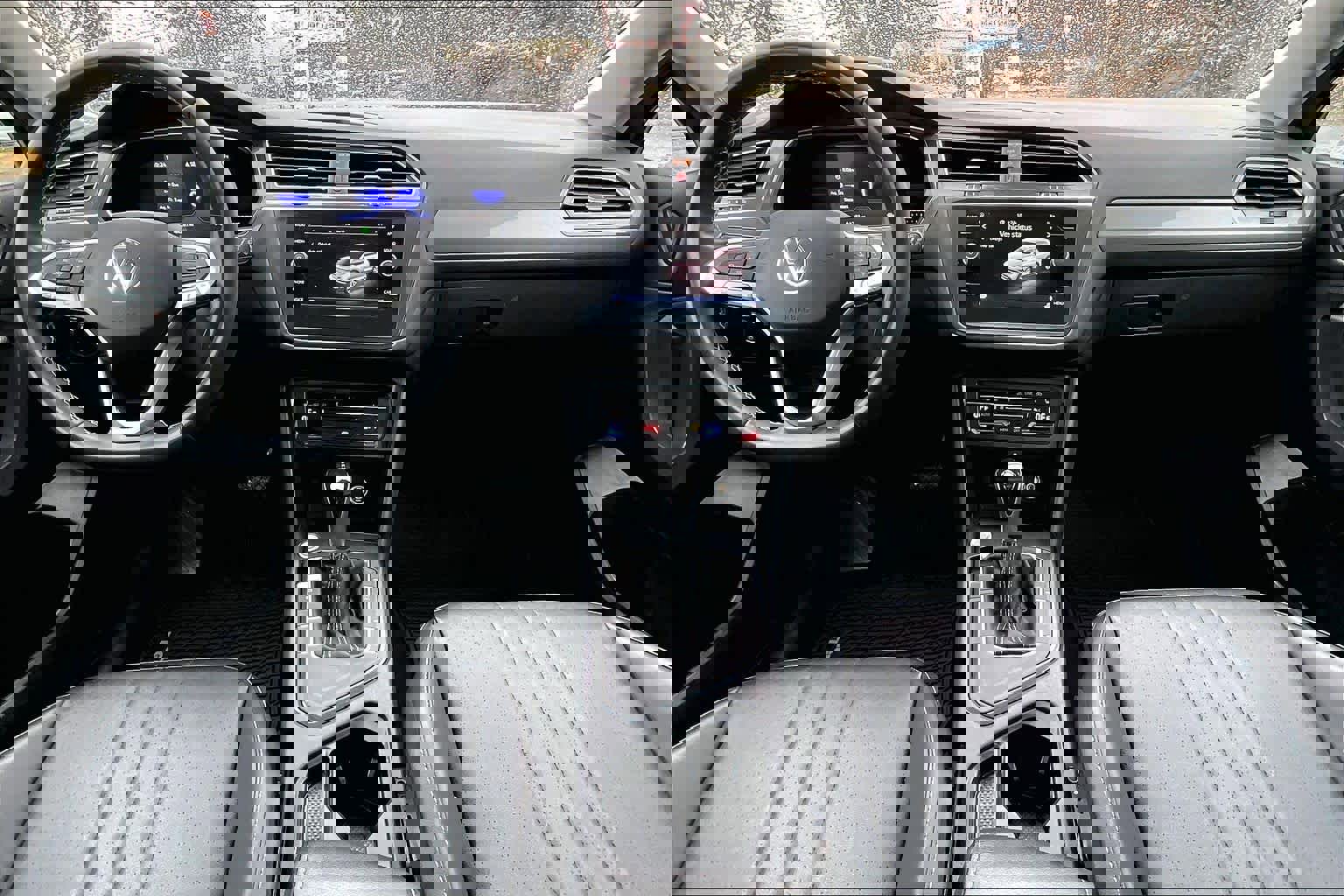 Used 2022 Volkswagen Tiguan SE w/ Panoramic Sunroof Package image 16