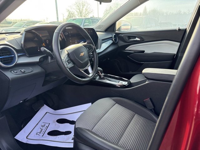 Used 2025 Chevrolet Trax LT w/ Driver Confidence Package image 8