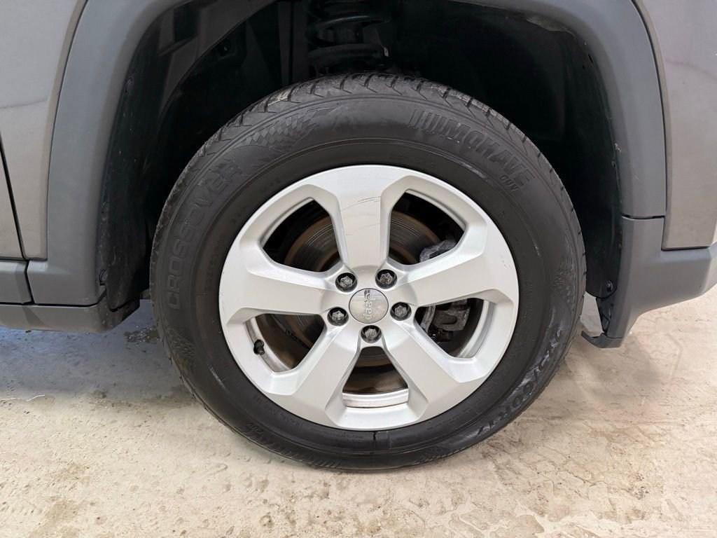 Used 2018 Jeep Compass Latitude w/ Safe & Security Group AWD/4WD image 12