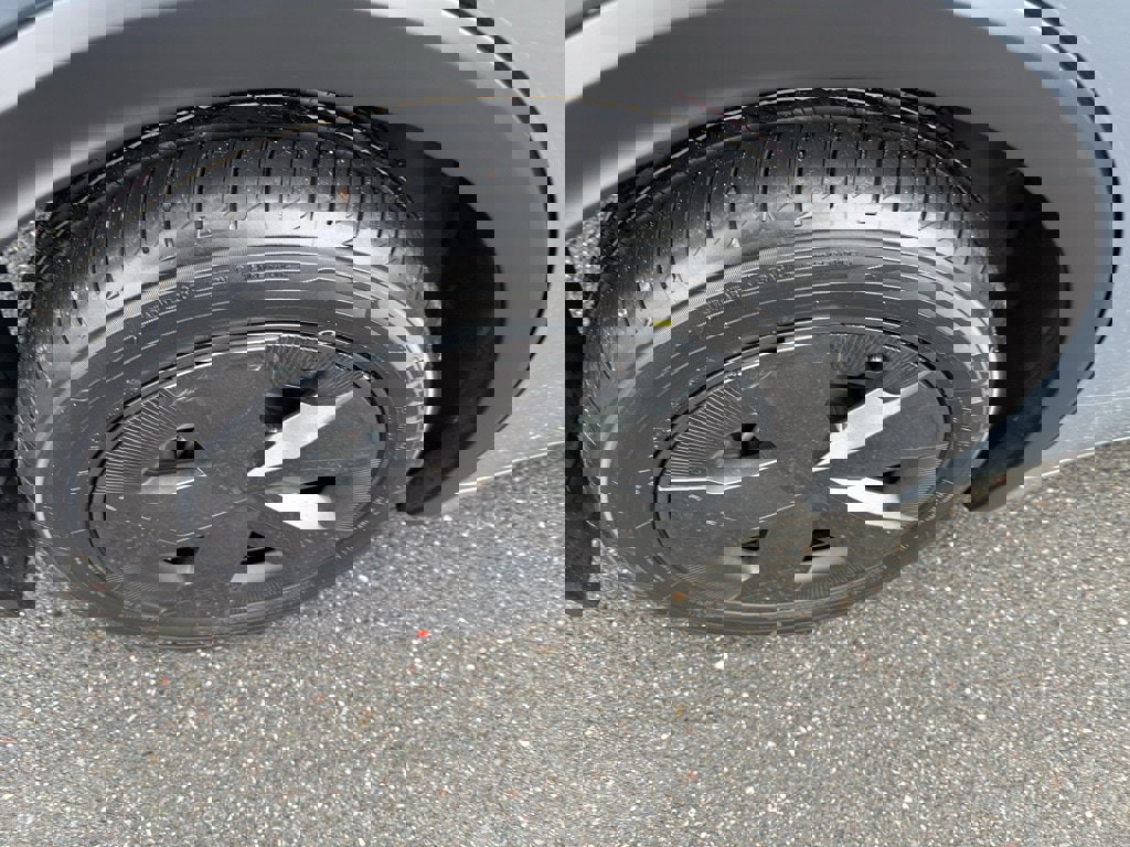 Used 2024 Toyota Prius LE image 17