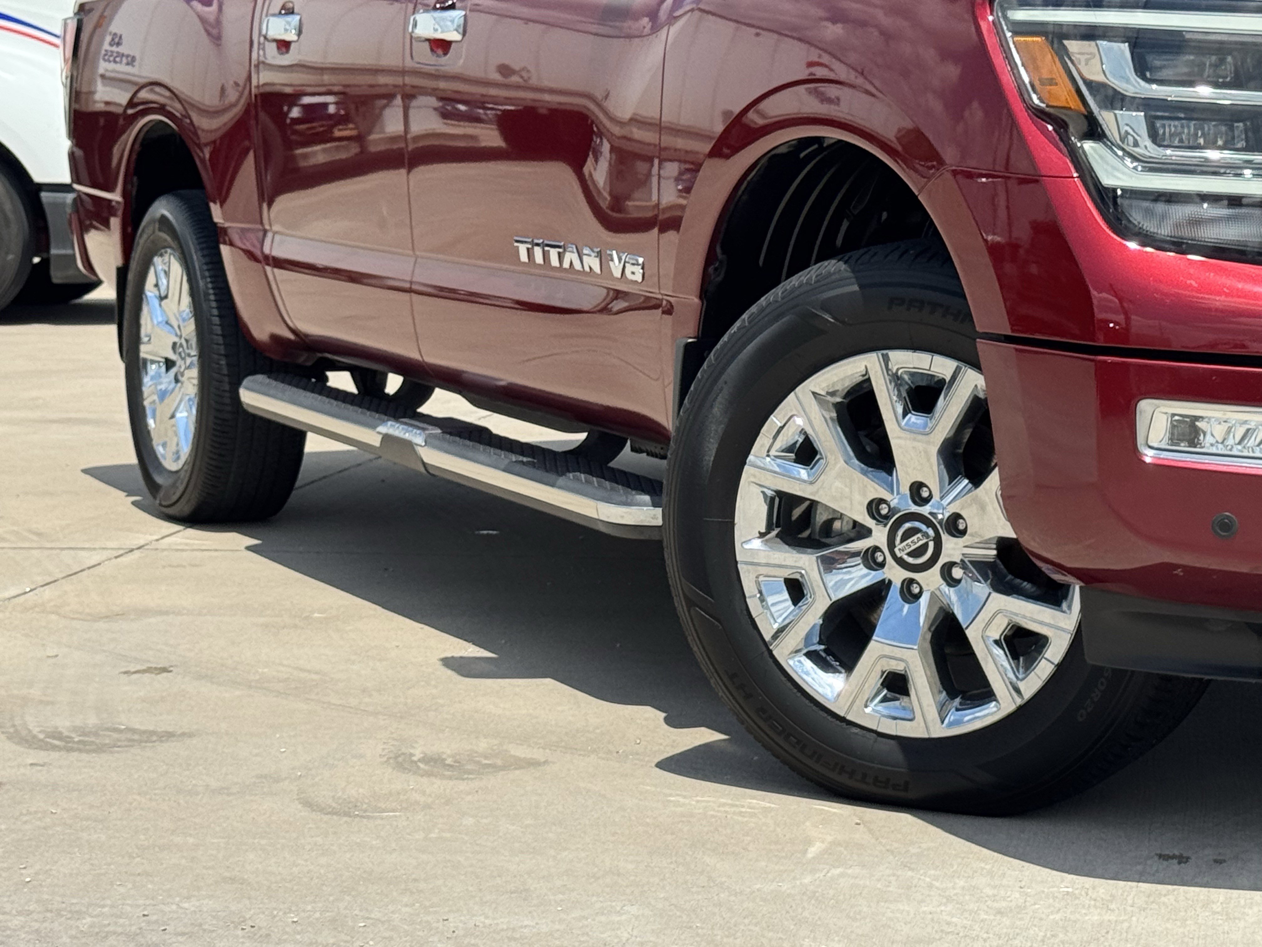 Used 2020 Nissan Titan SL w/ Moonroof Package AWD/4WD image 12