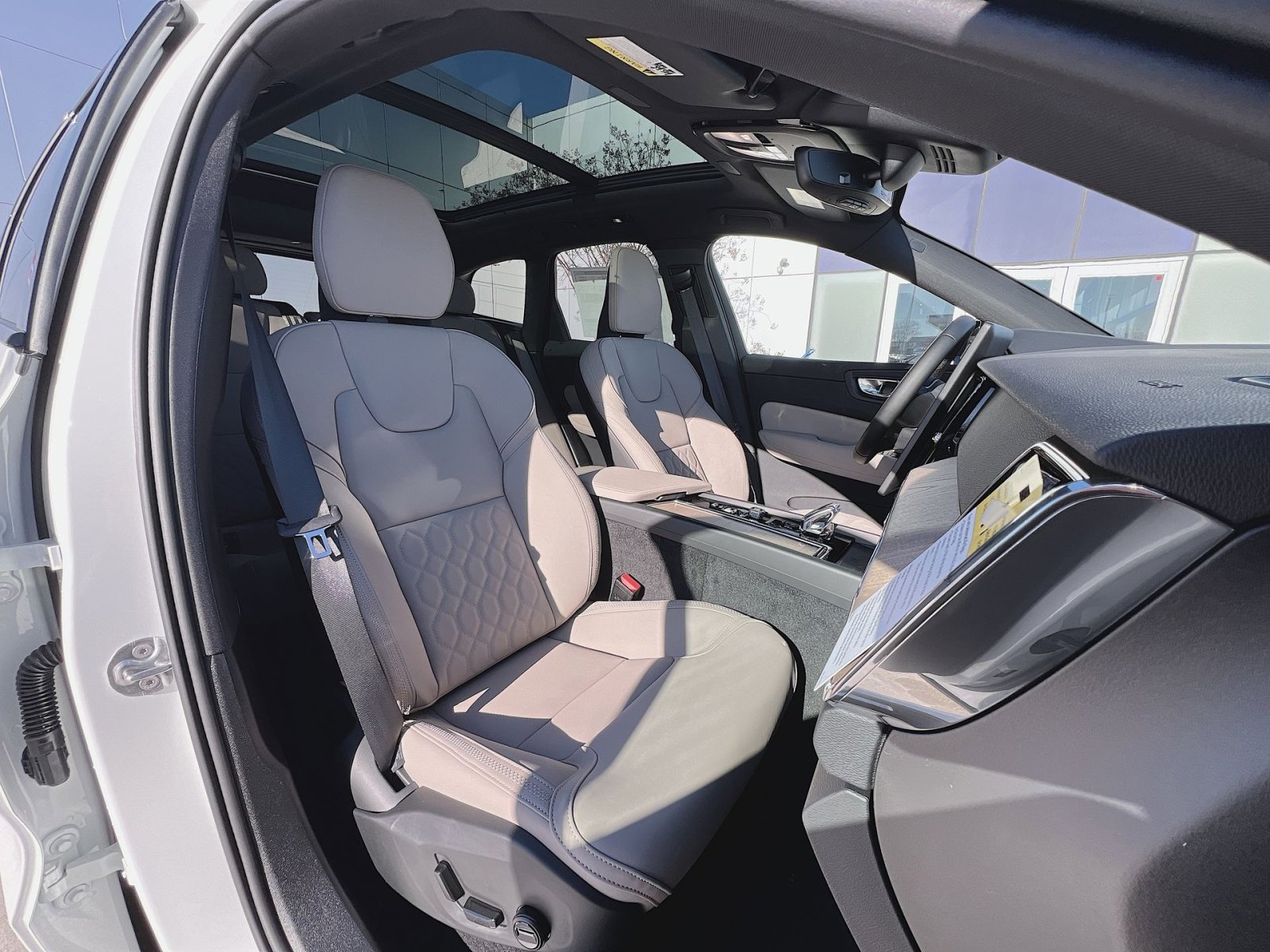 New 2026 Volvo XC60 B5 Plus w/ Protection Package Premier AWD/4WD image 27