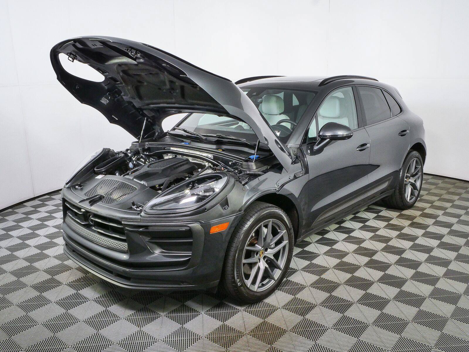 Certified 2024 Porsche Macan AWD/4WD image 31