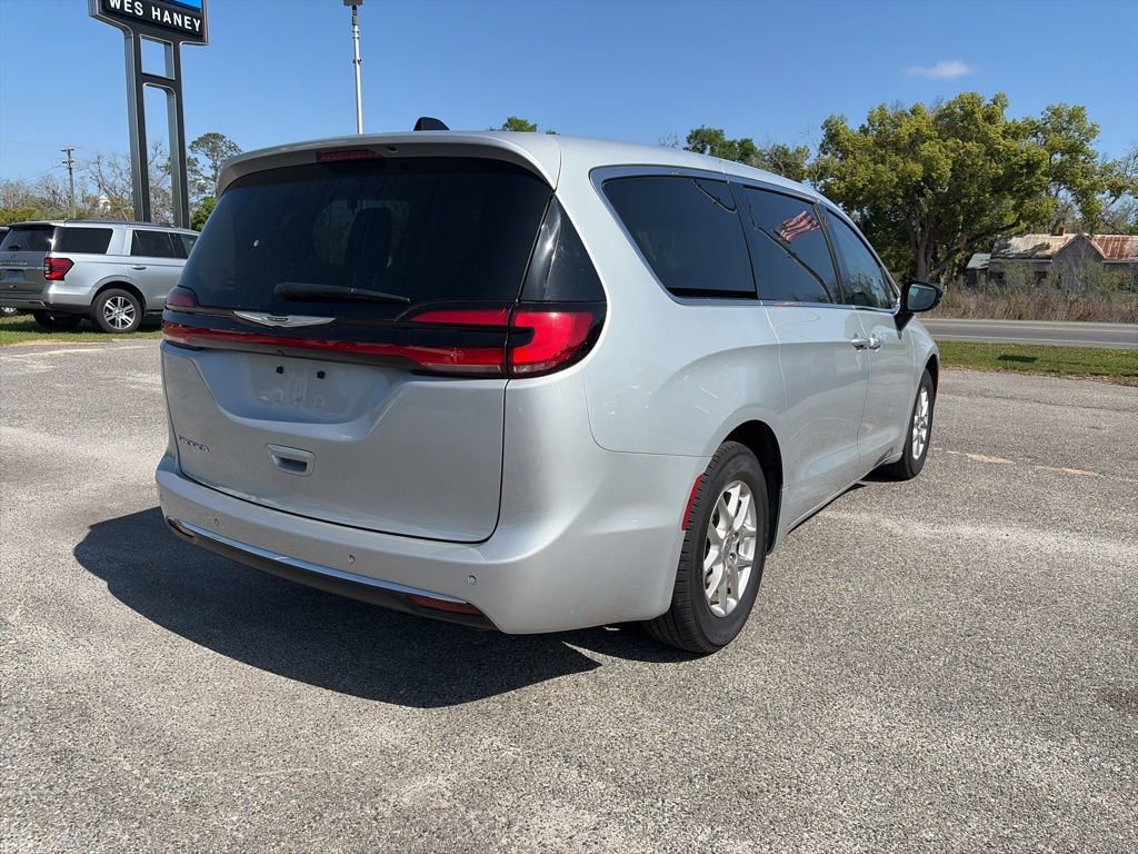 Used 2024 Chrysler Pacifica Touring-L FWD image 5