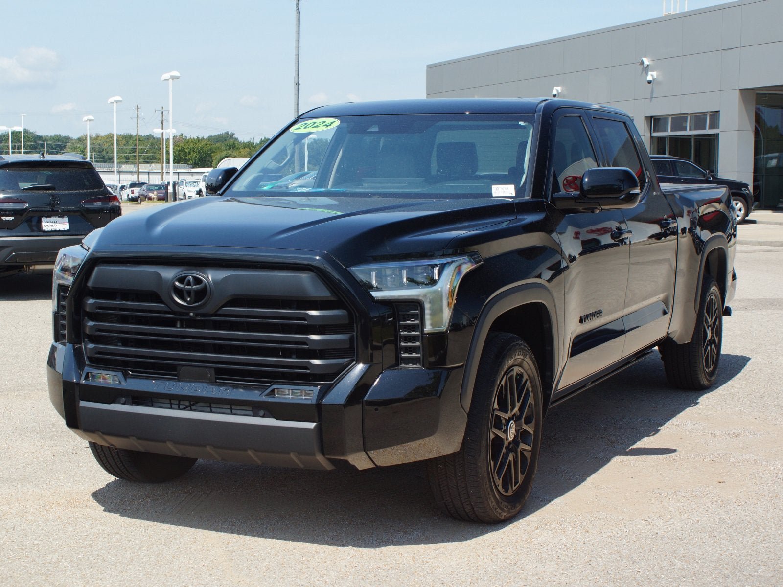 Used 2024 Toyota Tundra Limited AWD/4WD image 2