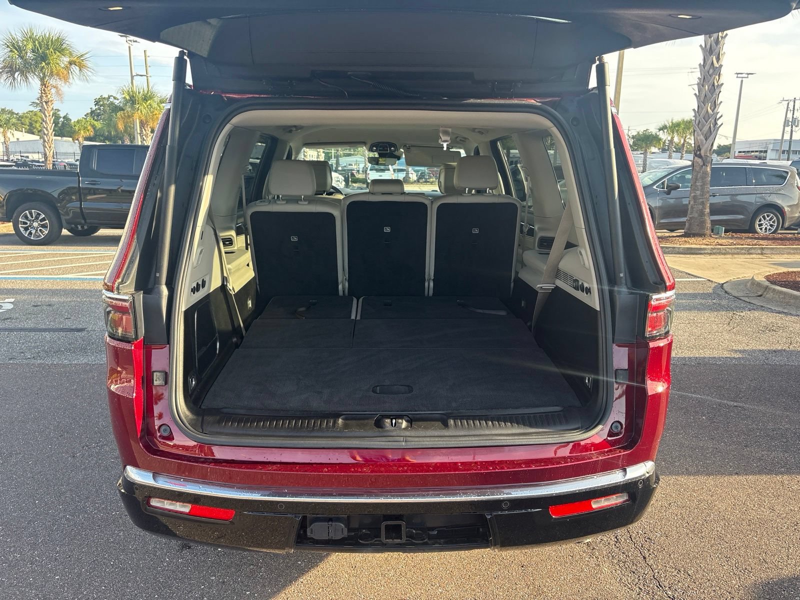 Used 2024 Jeep Wagoneer 4WD w/ HD Trailer Tow Package image 9