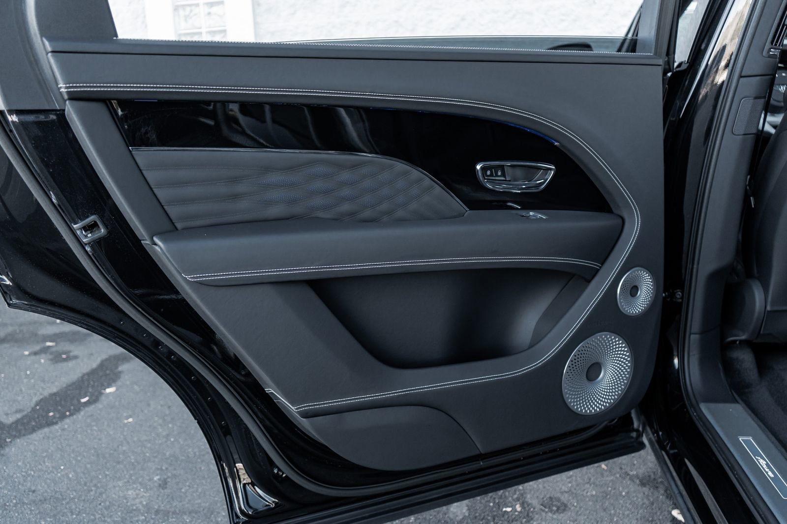 Used 2024 Bentley Bentayga Extended Wheelbase image 31