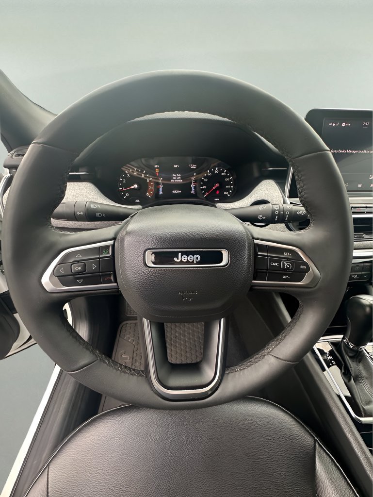 Used 2025 Jeep Compass Latitude w/ Sun & Sound Group AWD/4WD image 17